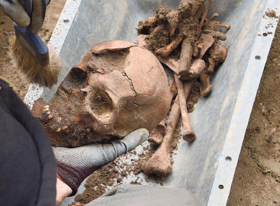 Die sterblichen Überreste deuten darauf hin, dass die Flüchtlinge extremer Gewalt ausgesetzt waren.(Bild: A. Vogel) Die sterblichen Überreste deuten darauf hin, dass die Flüchtlinge extremer Gewalt ausgesetzt waren.(Bild: A. Vogel)