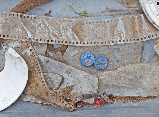 Anhaltspunkte wie Filmrollen und Knöpfe von Kinderkleidern führten Historiker zum Massengrab. (Bild: A. Vogel) Anhaltspunkte wie Filmrollen und Knöpfe von Kinderkleidern führten Historiker zum Massengrab. (Bild: A. Vogel)