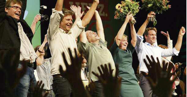 Die Schatten einer düsteren Realität trüben den Jubel noch nicht: Bayerns Grünen-Spitze im Siegestaumel. Die Schatten einer düsteren Realität trüben den Jubel noch nicht: Bayerns Grünen-Spitze im Siegestaumel.