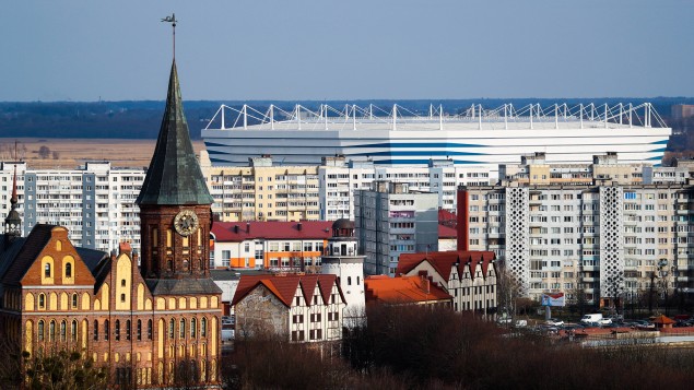 Blick auf den Königsberger Dom aus dem 14. Jahrhundert und das für die Fußball-Weltmeisterschaft 2018 gebaute Stadion  im russischen Kaliningrad, dem ehemaligen Königsberg. (imago/ITAR-TASS) Blick auf den Königsberger Dom aus dem 14. Jahrhundert und das für die Fußball-Weltmeisterschaft 2018 gebaute Stadion  im russischen Kaliningrad, dem ehemaligen Königsberg. (imago/ITAR-TASS)
