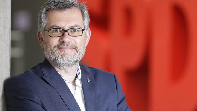 Dietmar Nietan f�hlt sich an das 19. Jahrhundert erinnert.