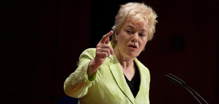 Erika Steinbach war fr�her Mitglied der CDU. Ihre Entscheidung, die CDU zu verlassen, hatte sie vor allem mit dem Kurs von Bundeskanzlerin Angela Merkel in der Fl�chtlingspolitik begr�ndet. Quelle: pa/Sebastian Gol/dpa
