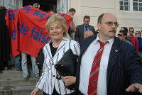 Erika Steinbach musste durch eine Kette aufgebrachter Demonstranten geführt werden. Foto zur Vergrößerung ankicken!