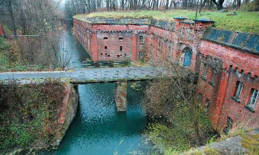 Nicht nur das Fort selbst, sondern auch der Graben und die Brücke müssen gepflegt werden.